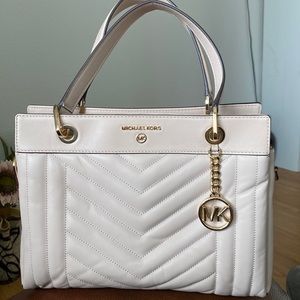 Michael Kors Purse (Comes with add on strap)